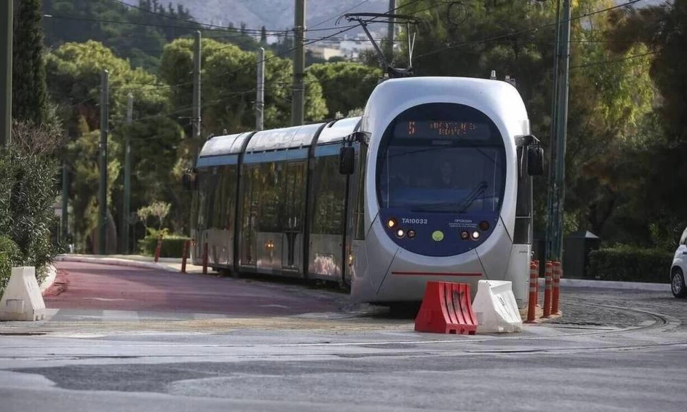 Τροχαίο στην Αθήνα: Αυτοκίνητο «καρφώθηκε» στις γραμμές του Τραμ